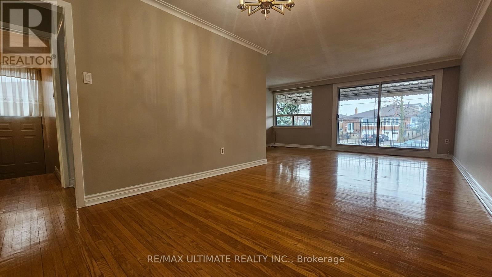 Main Floor - 27 Cobb Avenue, Toronto, Ontario  M3L 2A2 - Photo 7 - W12580276