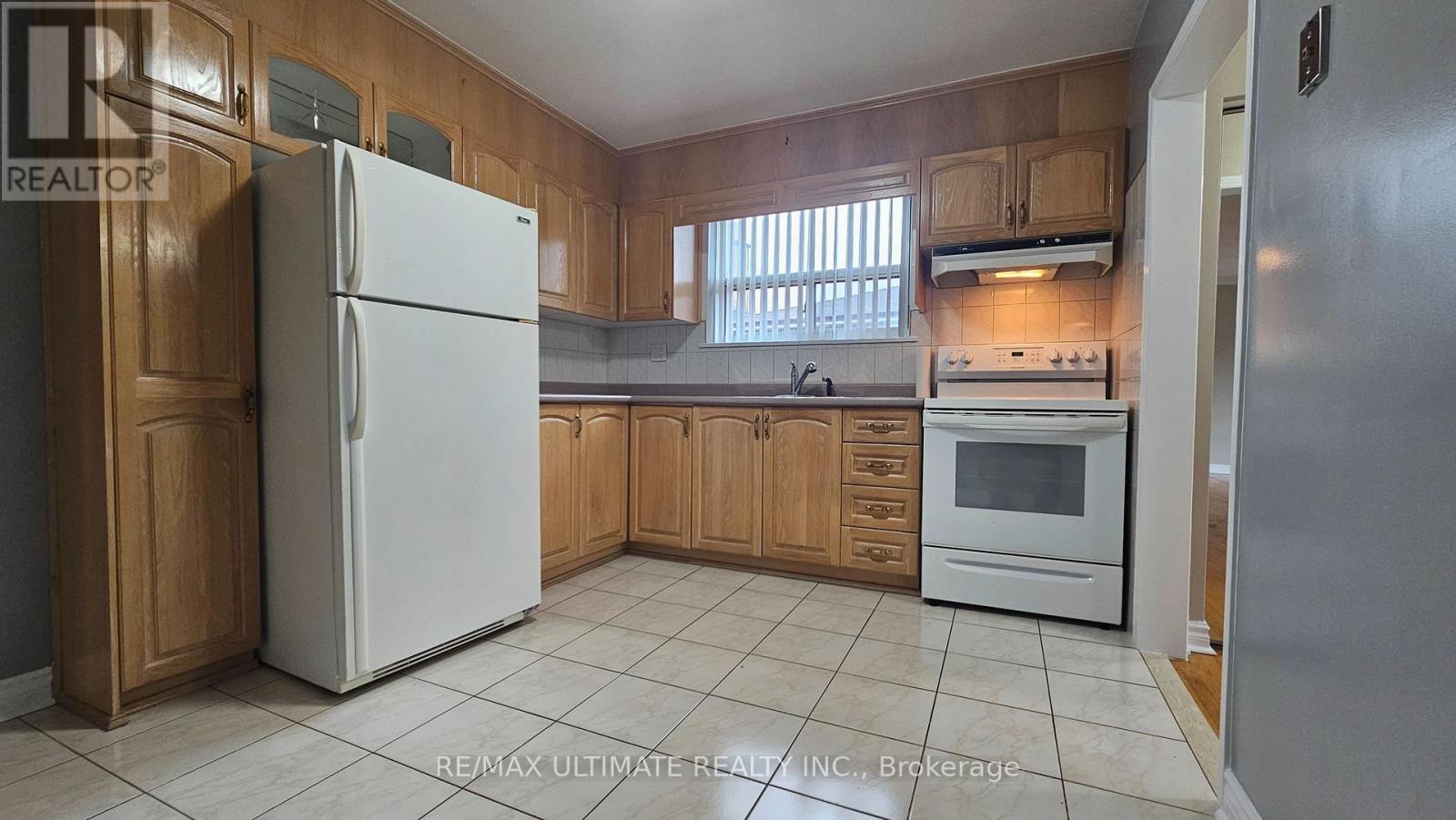 Main Floor - 27 Cobb Avenue, Toronto, Ontario  M3L 2A2 - Photo 3 - W12580276