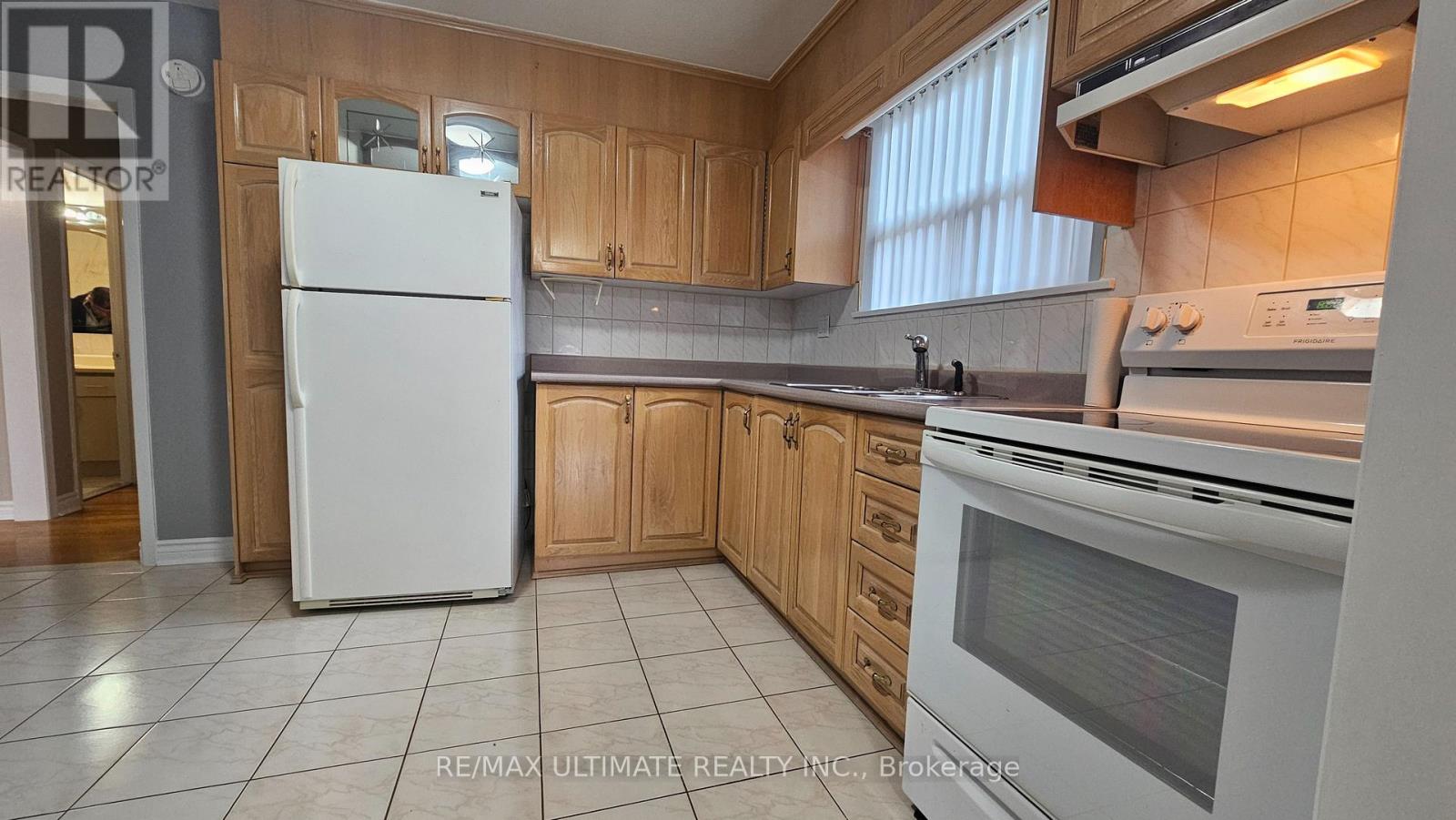 Main Floor - 27 Cobb Avenue, Toronto, Ontario  M3L 2A2 - Photo 2 - W12580276