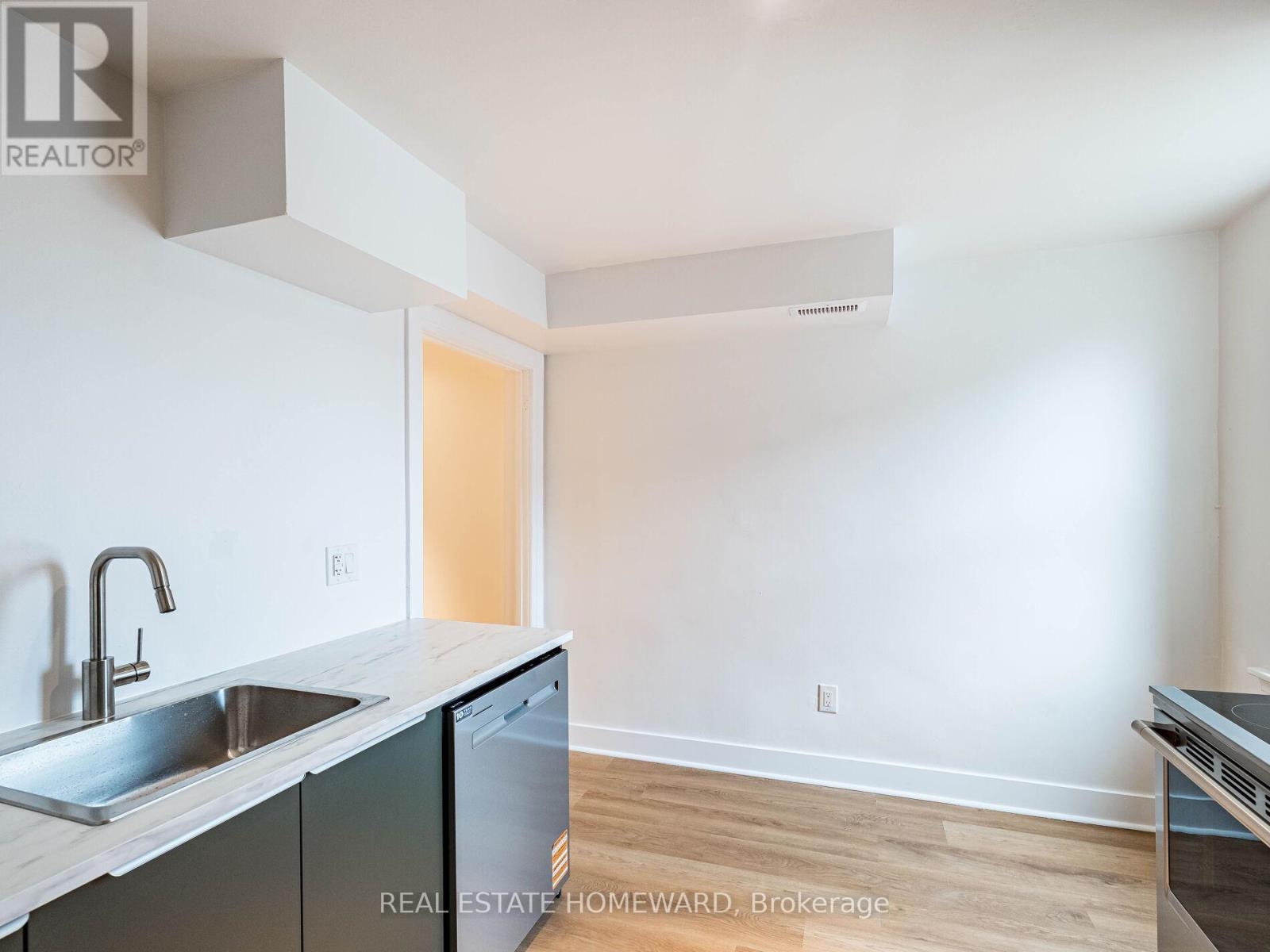 66 Melville Avenue, Toronto, Ontario  M6G 1Y2 - Photo 11 - W12581032