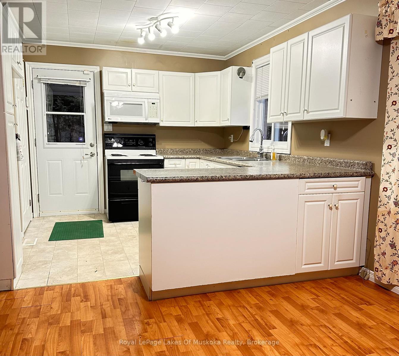 222 Queen Street, Burk's Falls, Ontario  P0A 1C0 - Photo 6 - X12581040