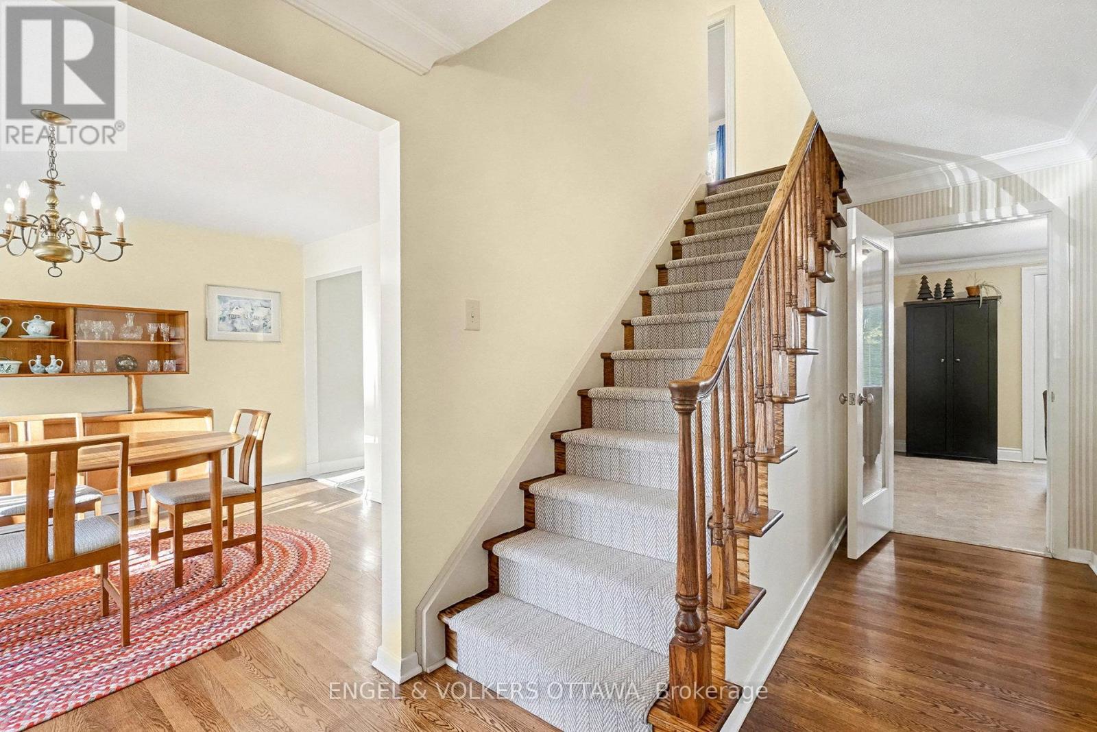 13 Welkin Crescent, Ottawa, Ontario  K2E 5M4 - Photo 2 - X12581108