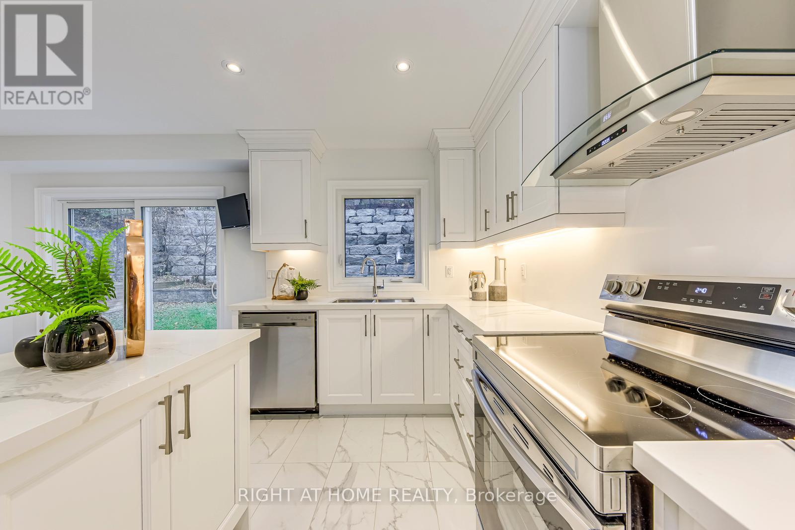 2575 Islington Avenue, Toronto, Ontario  M9V 4A2 - Photo 14 - W12581048