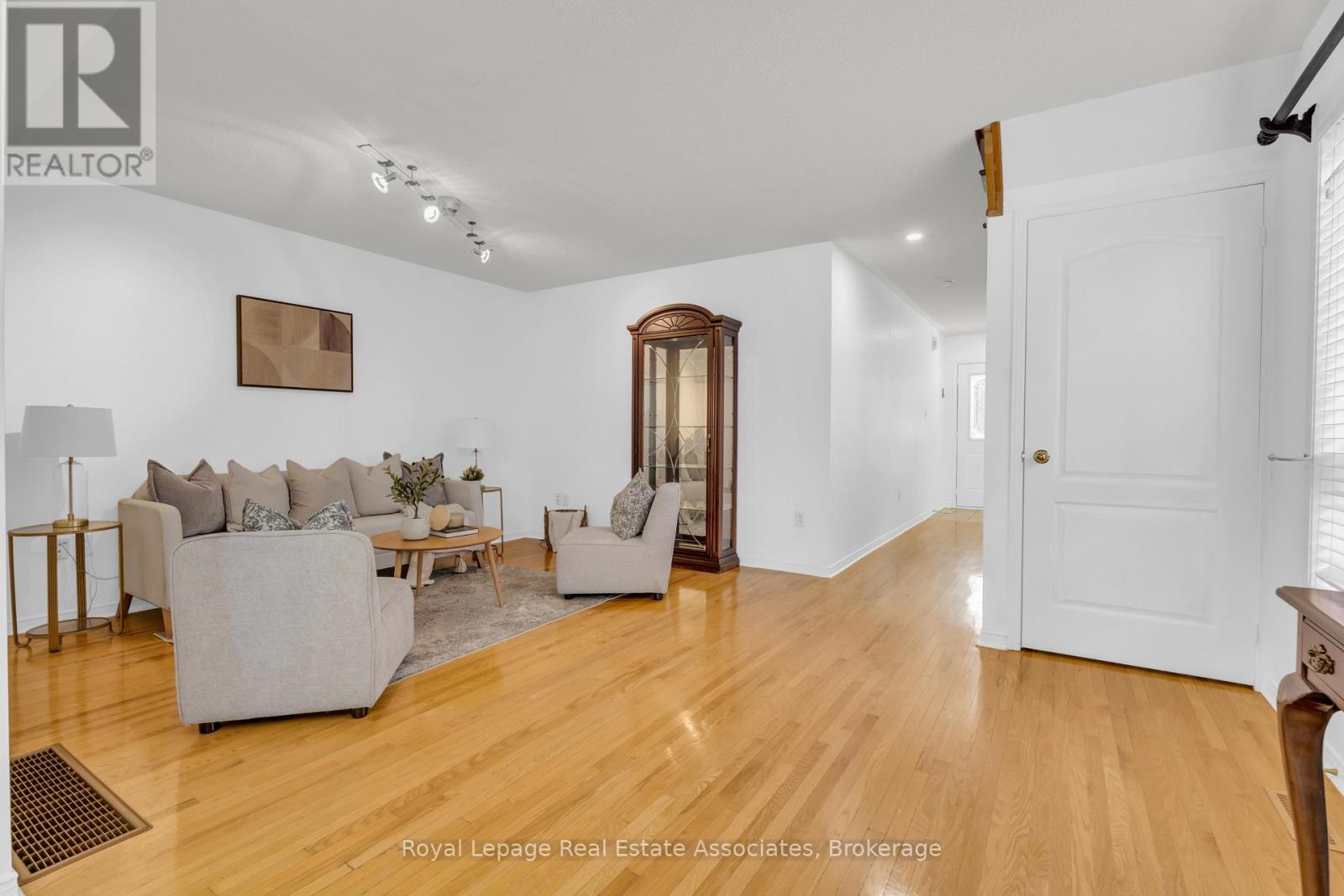 69 Lonestar Crescent, Brampton, Ontario  L7A 2J1 - Photo 9 - W12581102