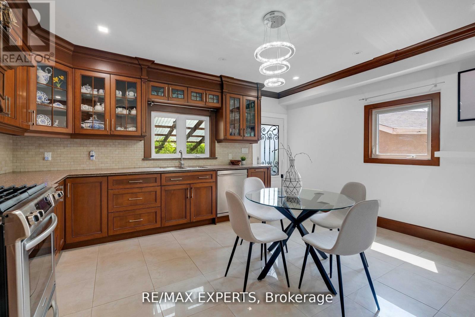 19 Kenora Crescent, Toronto, Ontario  M6M 1C5 - Photo 10 - W12581130