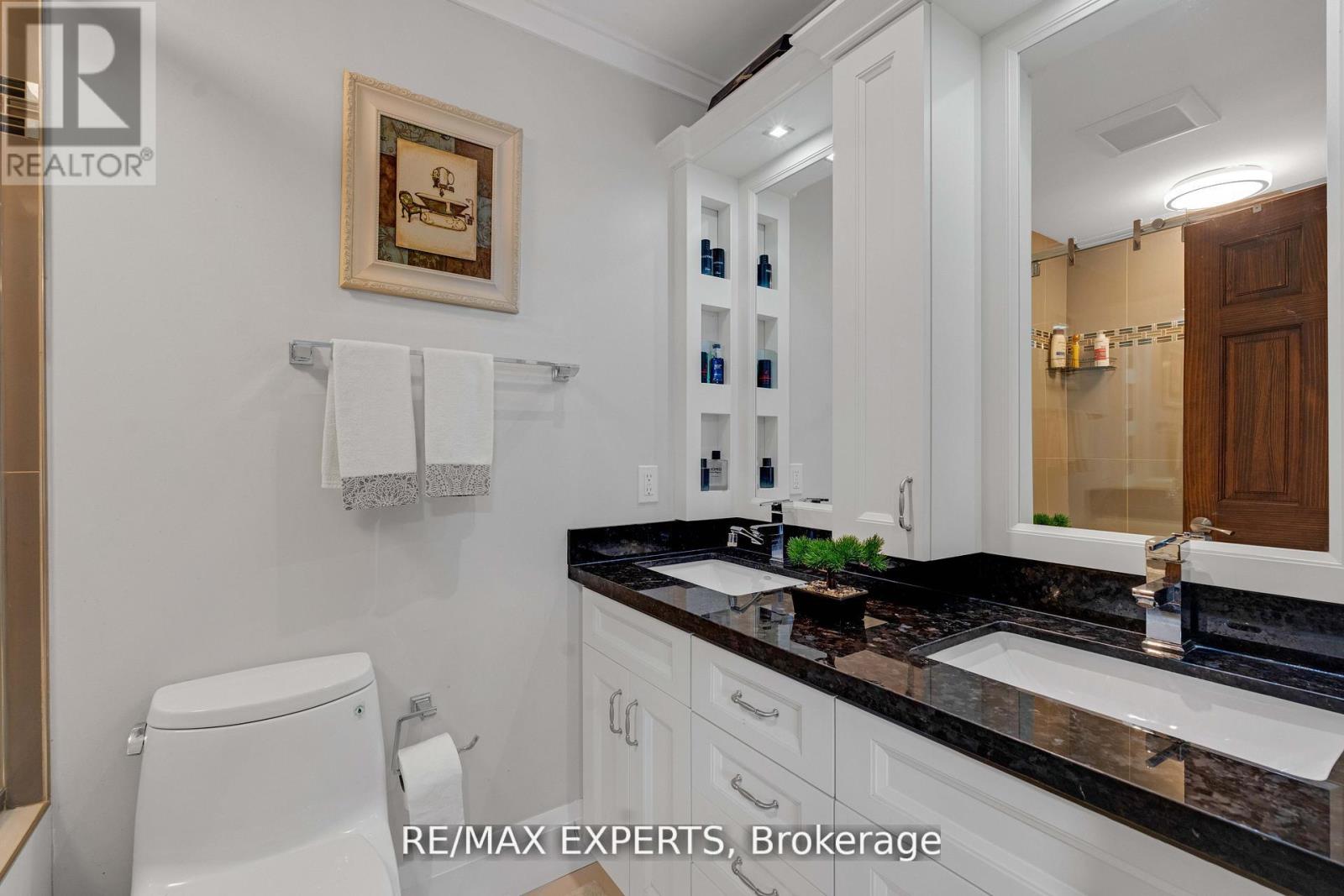 19 Kenora Crescent, Toronto, Ontario  M6M 1C5 - Photo 13 - W12581130