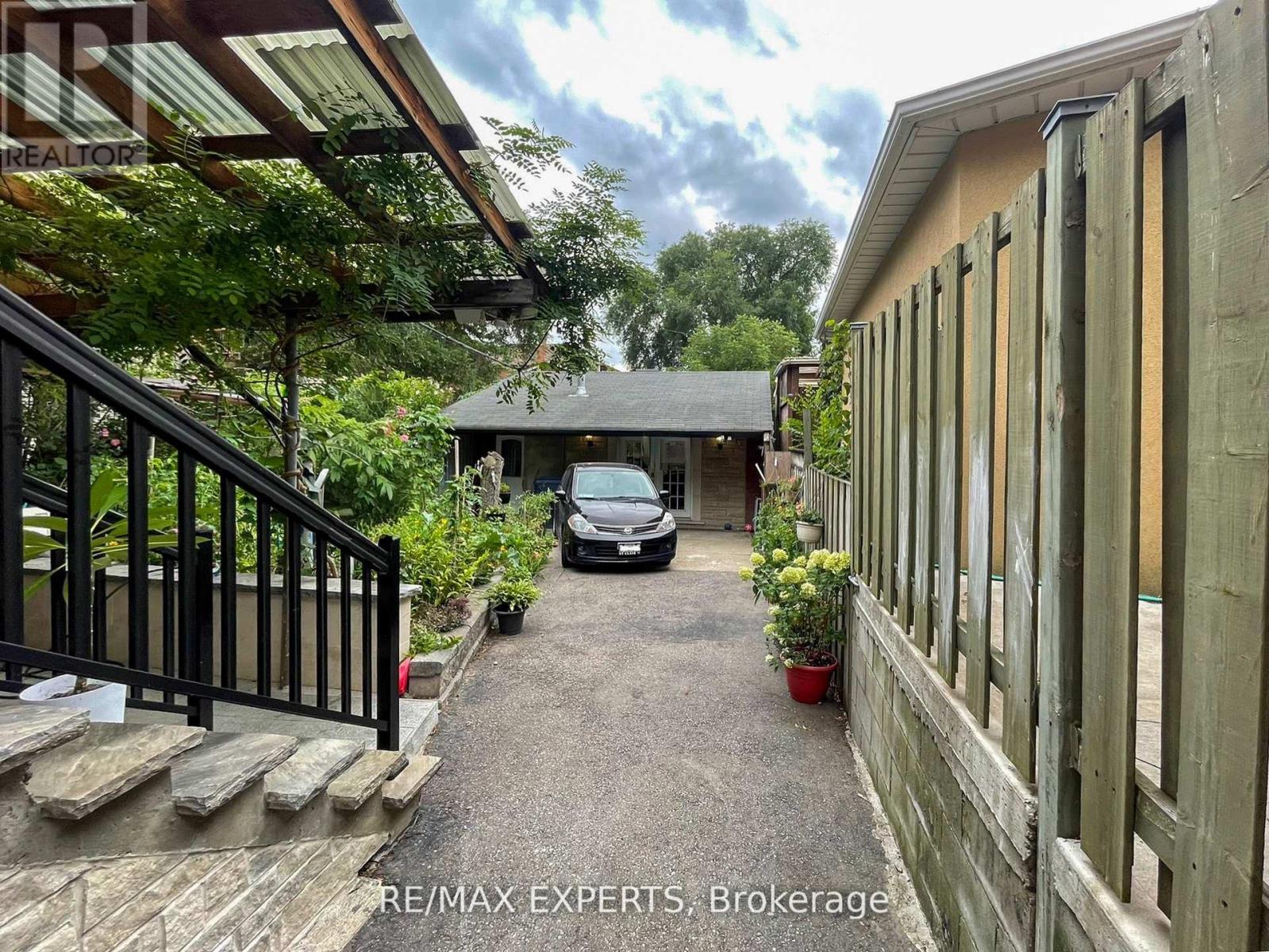 19 Kenora Crescent, Toronto, Ontario  M6M 1C5 - Photo 28 - W12581130