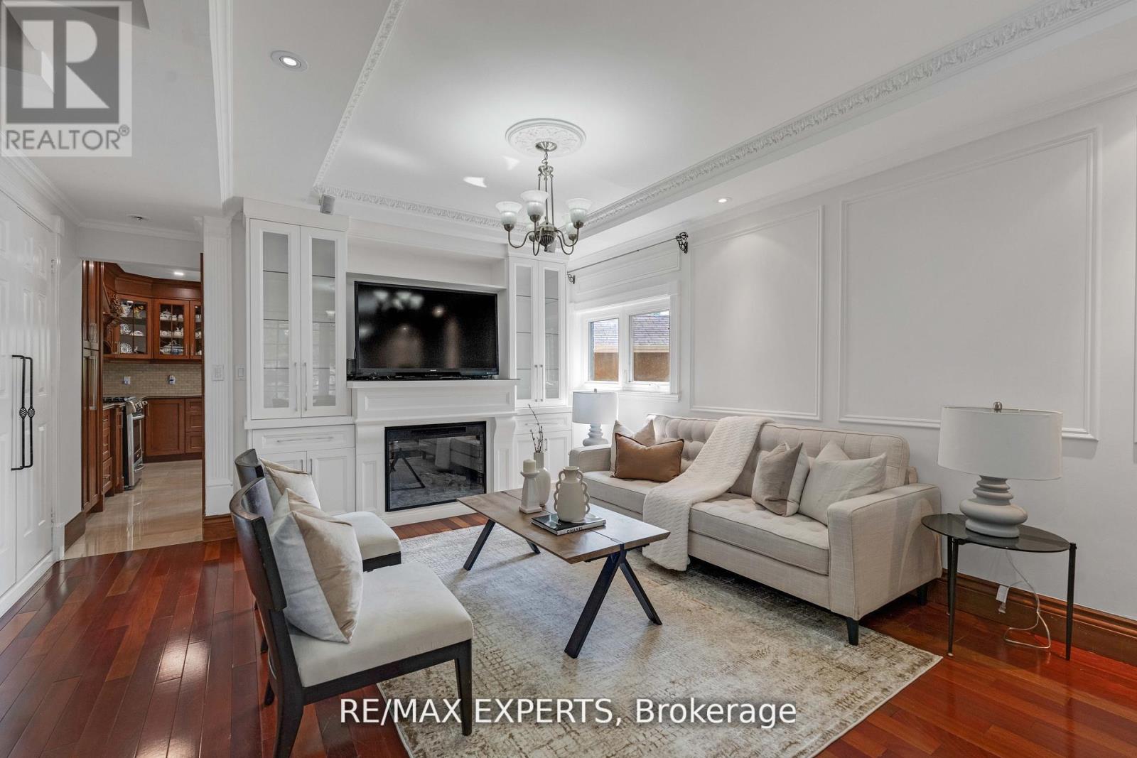 19 Kenora Crescent, Toronto, Ontario  M6M 1C5 - Photo 3 - W12581130