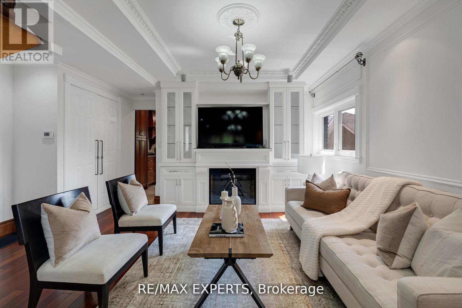 19 Kenora Crescent, Toronto, Ontario  M6M 1C5 - Photo 5 - W12581130