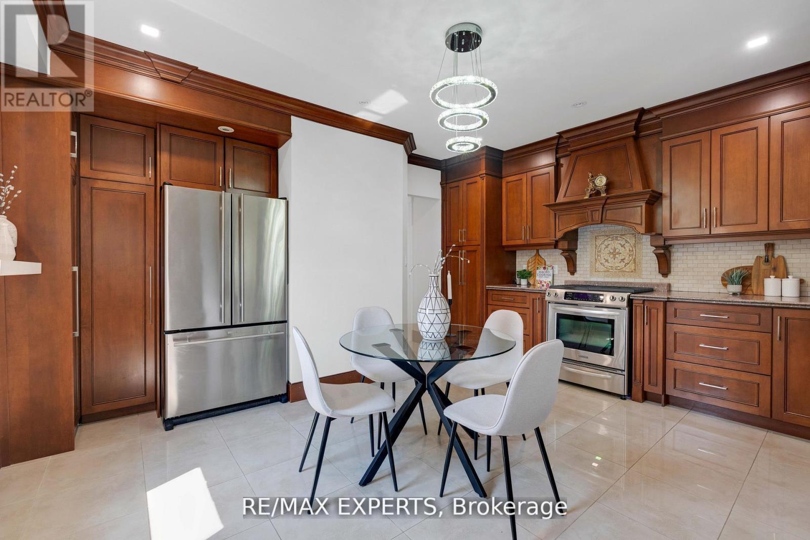 19 Kenora Crescent, Toronto, Ontario  M6M 1C5 - Photo 8 - W12581130