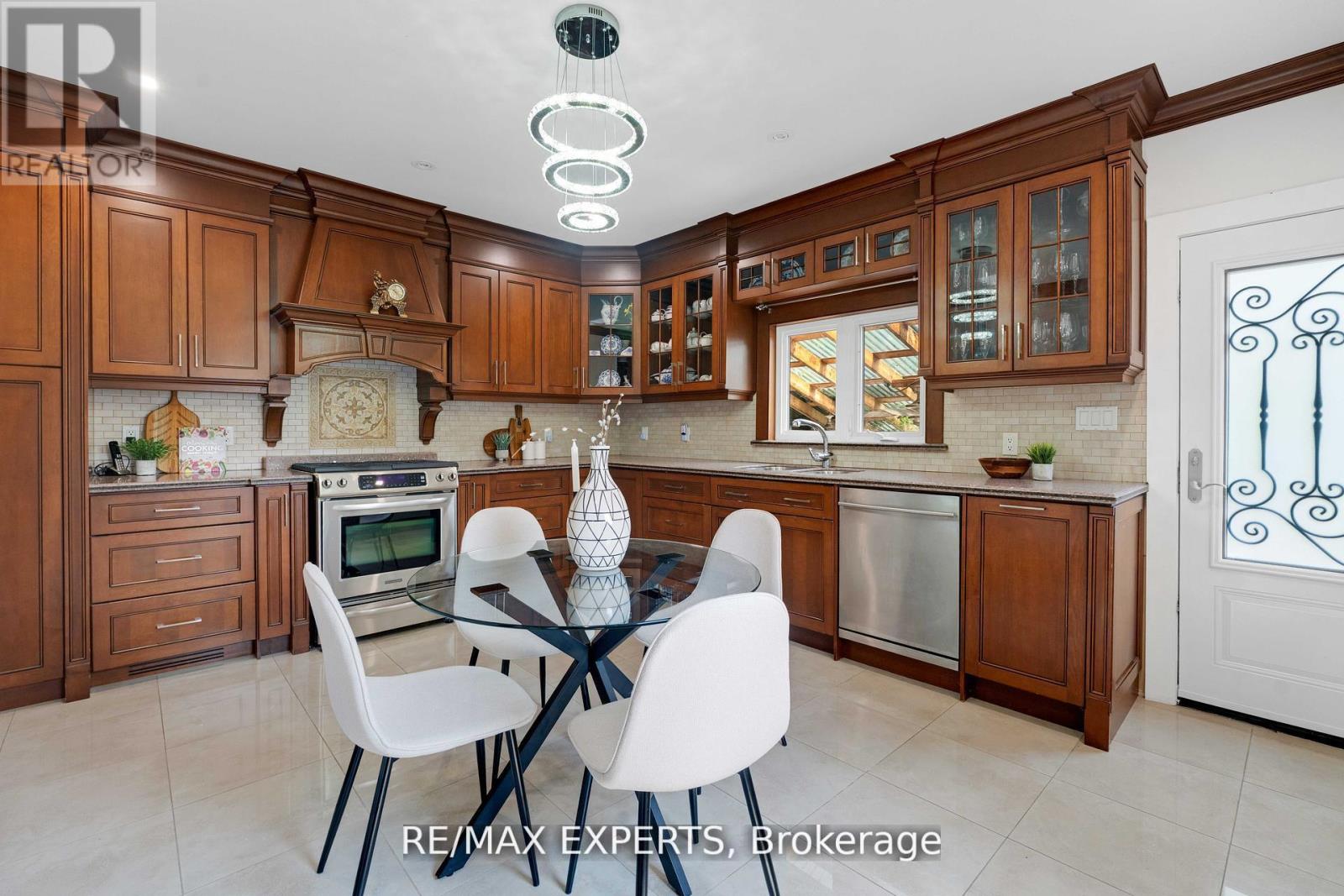 19 Kenora Crescent, Toronto, Ontario  M6M 1C5 - Photo 9 - W12581130