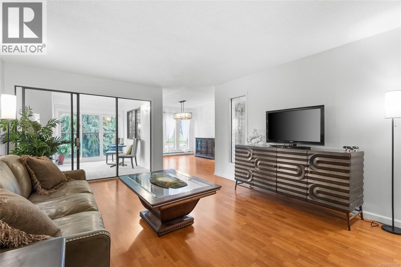 405 1875 Lansdowne Rd, Saanich, British Columbia