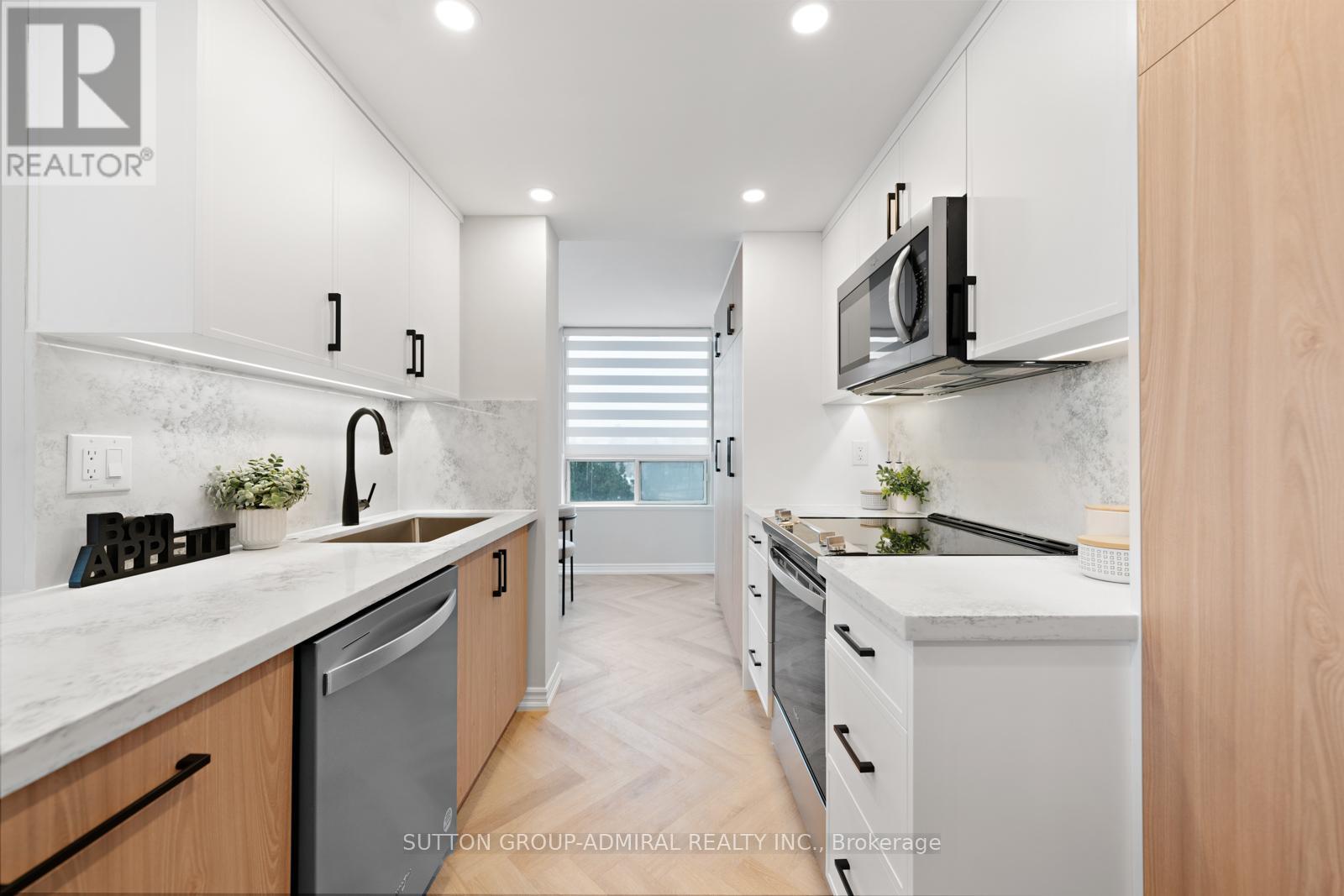 304 - 7 Townsgate Drive, Vaughan, Ontario  L4J 7Z9 - Photo 8 - N12581200