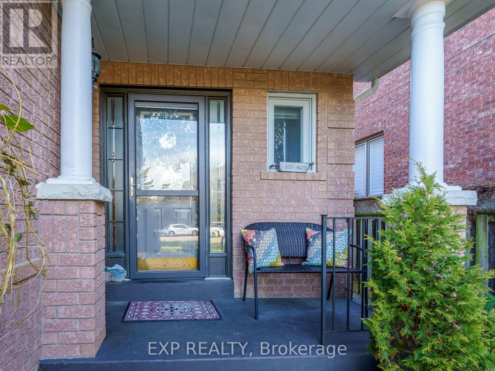 142 Denise Circle, Newmarket, Ontario  L3X 2K1 - Photo 3 - N12581210