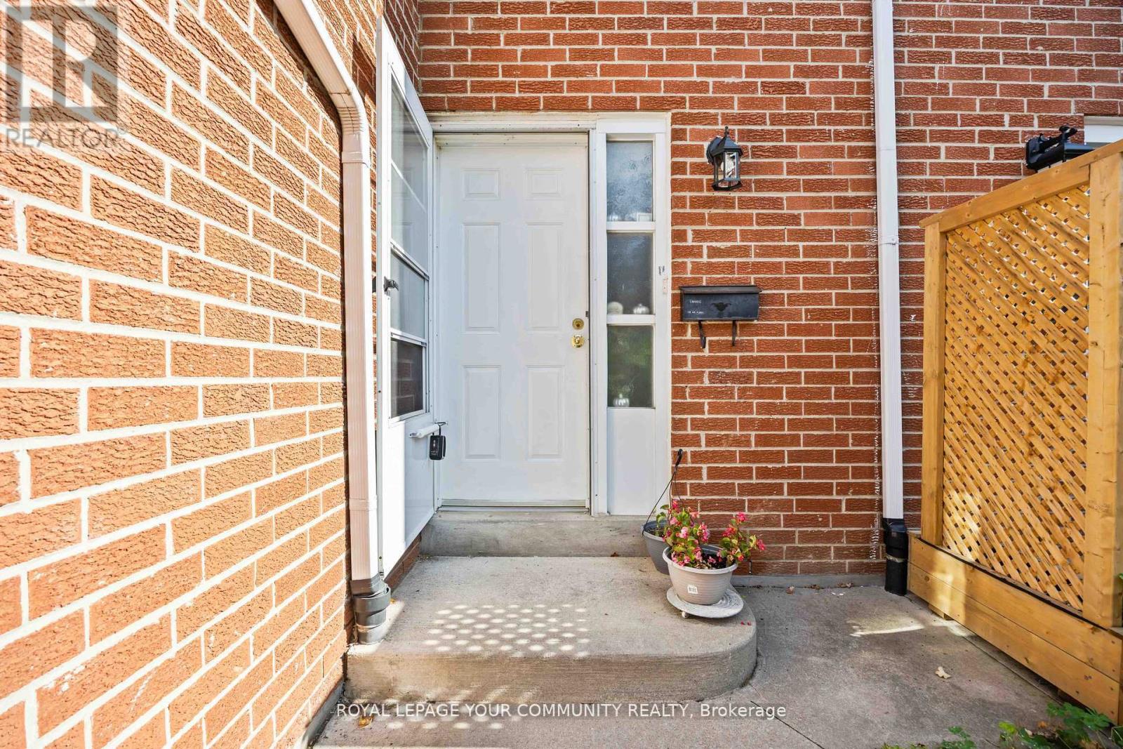 22 Porterfield Crescent, Markham, Ontario  L3T 4S7 - Photo 3 - N12581216