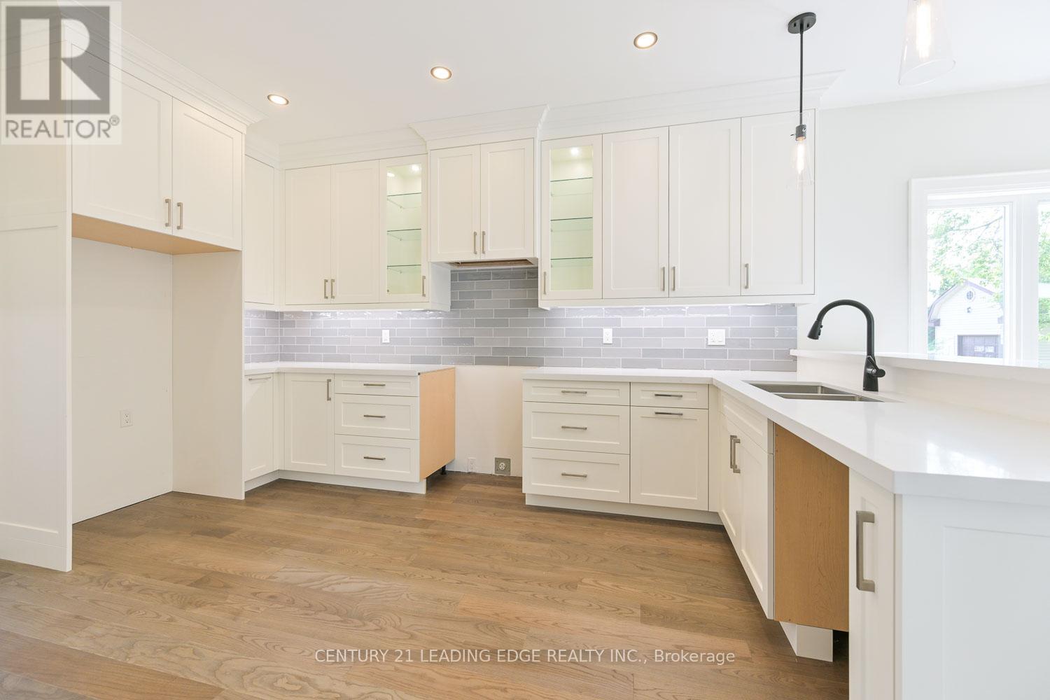 826 Montsell Avenue, Georgina, Ontario  L0E 1S0 - Photo 10 - N12581238