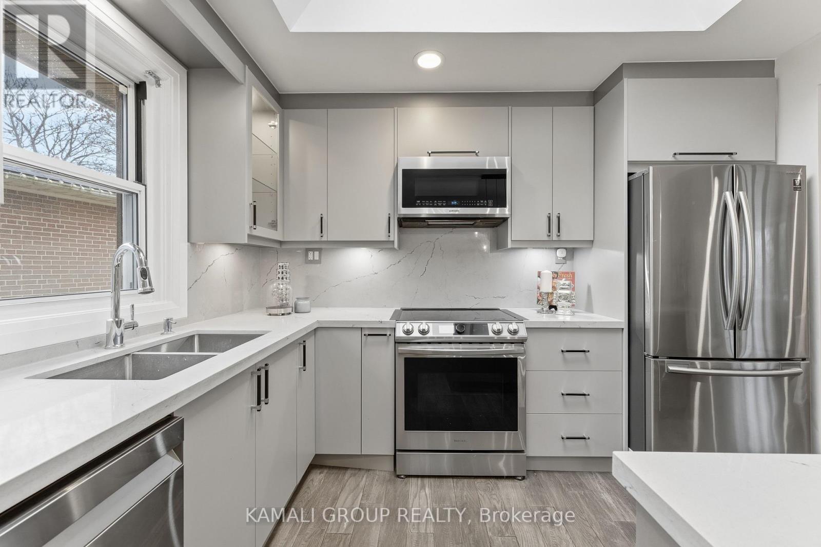 156 Trayborn Drive, Richmond Hill, Ontario  L4C 4L1 - Photo 14 - N12581370