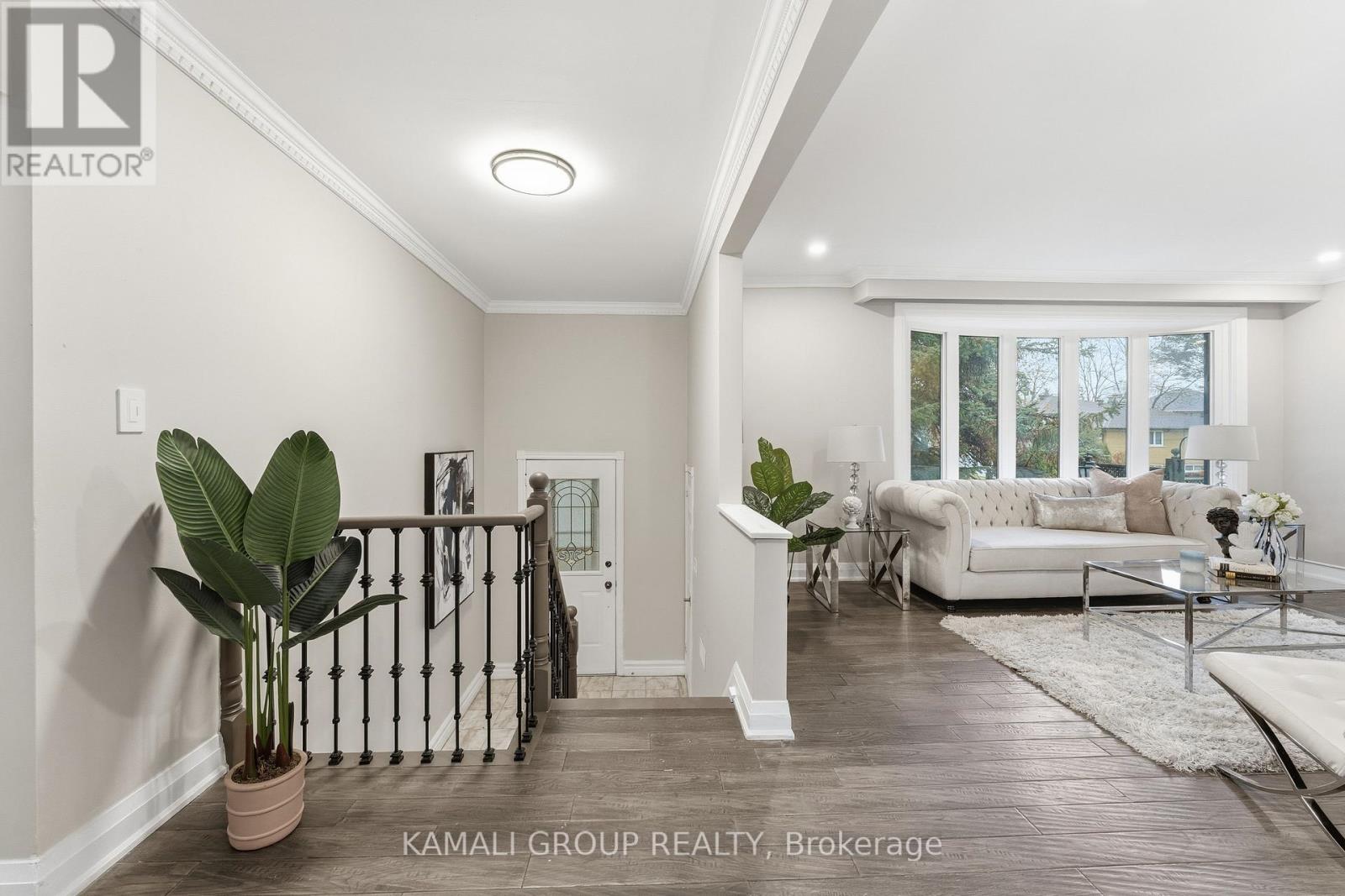 156 Trayborn Drive, Richmond Hill, Ontario  L4C 4L1 - Photo 4 - N12581370