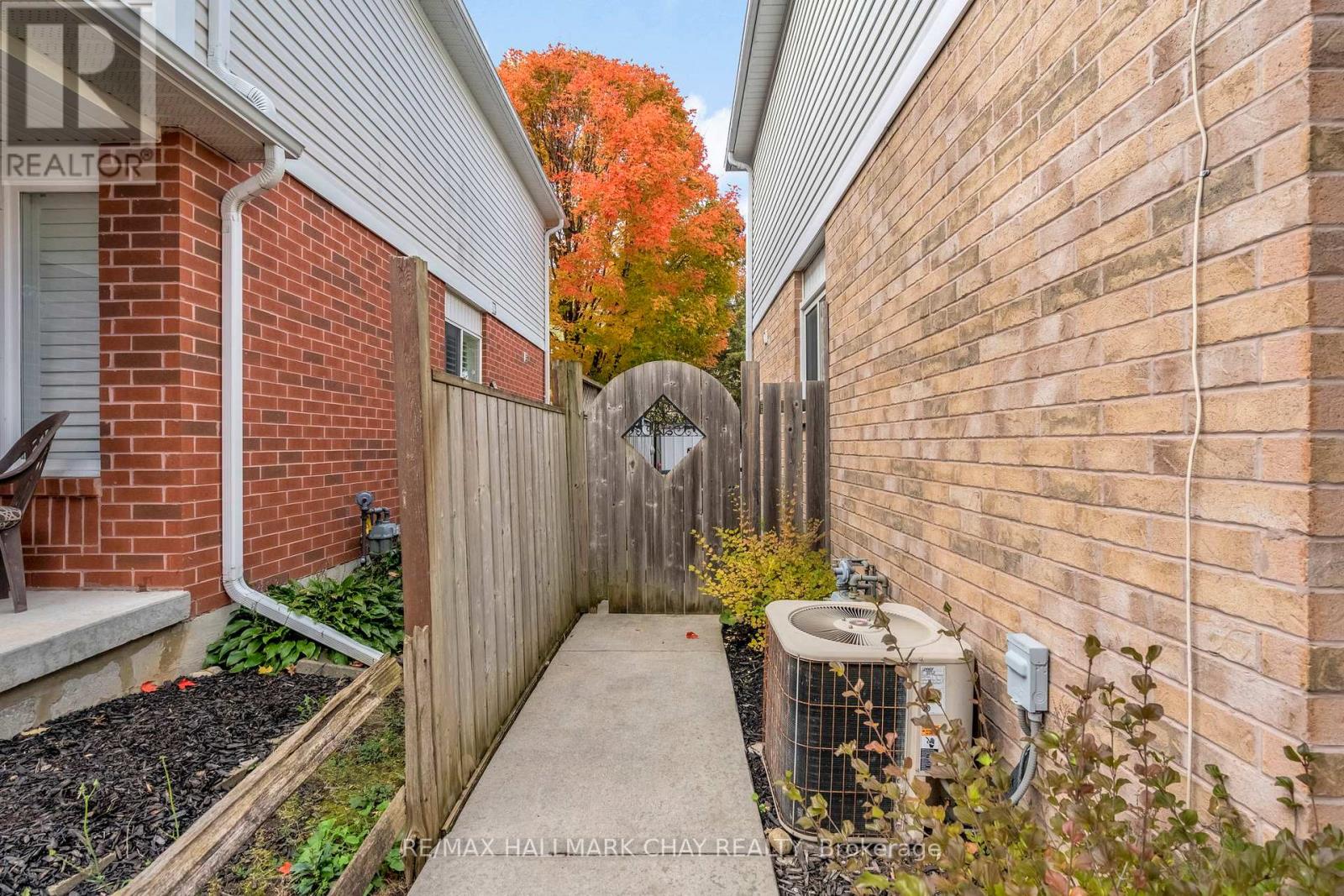 104 Pickett Crescent, Barrie (Painswick North), Ontario  L4N 8B9 - Photo 4 - S12581224