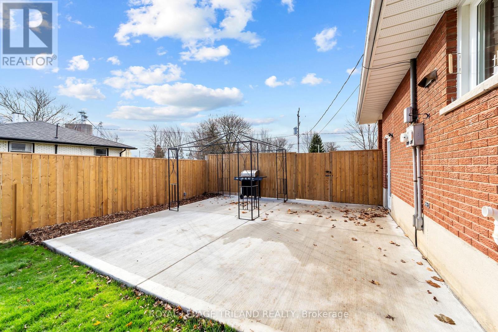 249 Coad Street, Southwest Middlesex, Ontario  N0L 1M0 - Photo 31 - X12581512