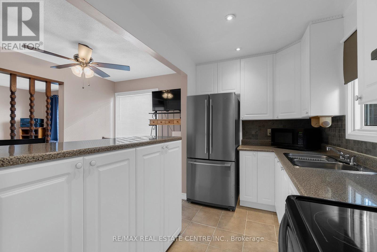 5 Hawkins Court, Brampton, Ontario  L6S 2N7 - Photo 11 - W12581172