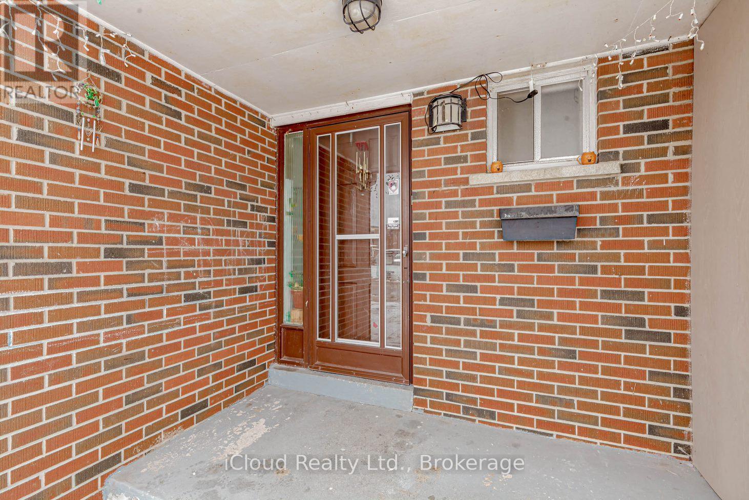 Unit 1 - 7406 Darcel Avenue E, Mississauga, Ontario  L4T 2X7 - Photo 2 - W12581244