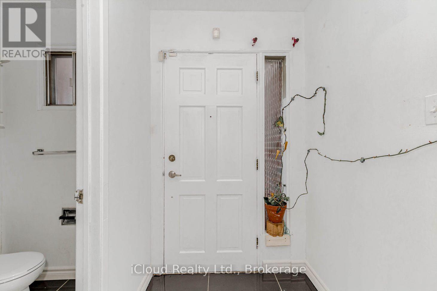 Unit 1 - 7406 Darcel Avenue E, Mississauga, Ontario  L4T 2X7 - Photo 3 - W12581244