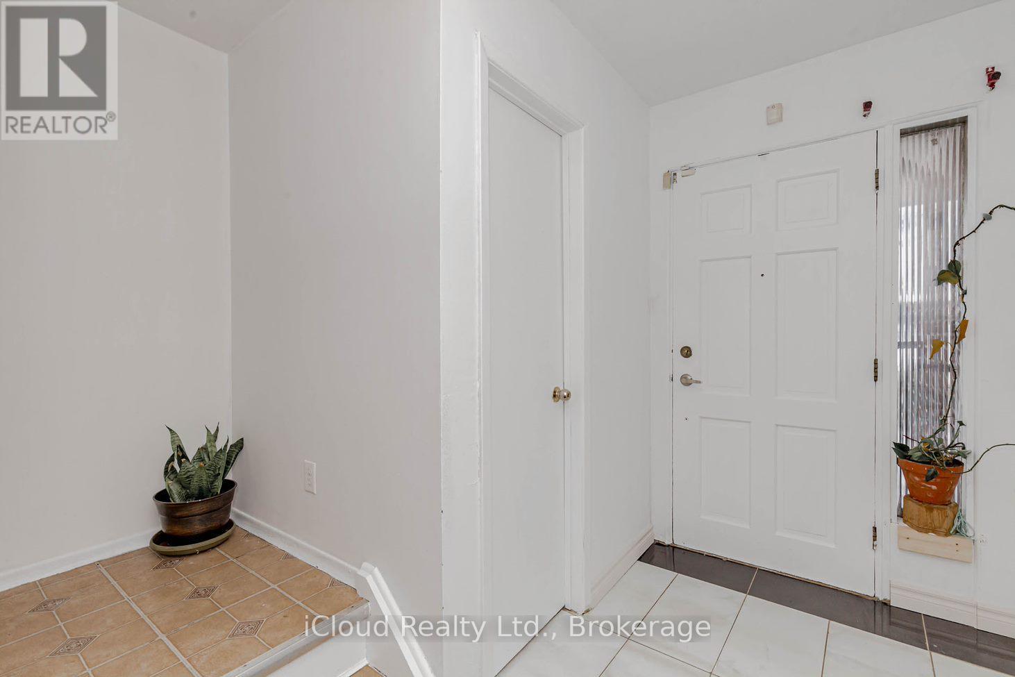 Unit 1 - 7406 Darcel Avenue E, Mississauga, Ontario  L4T 2X7 - Photo 4 - W12581244