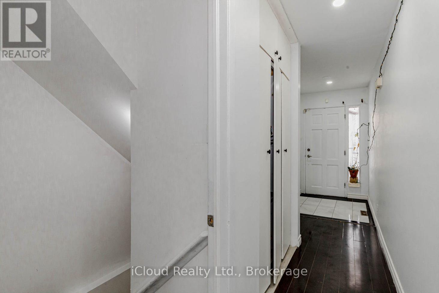 Unit 1 - 7406 Darcel Avenue E, Mississauga, Ontario  L4T 2X7 - Photo 6 - W12581244