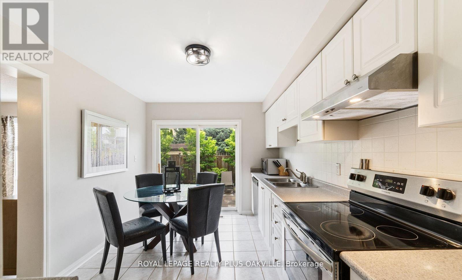 2185 Baronwood Drive, Oakville, Ontario  L6M 4S4 - Photo 11 - W12581298