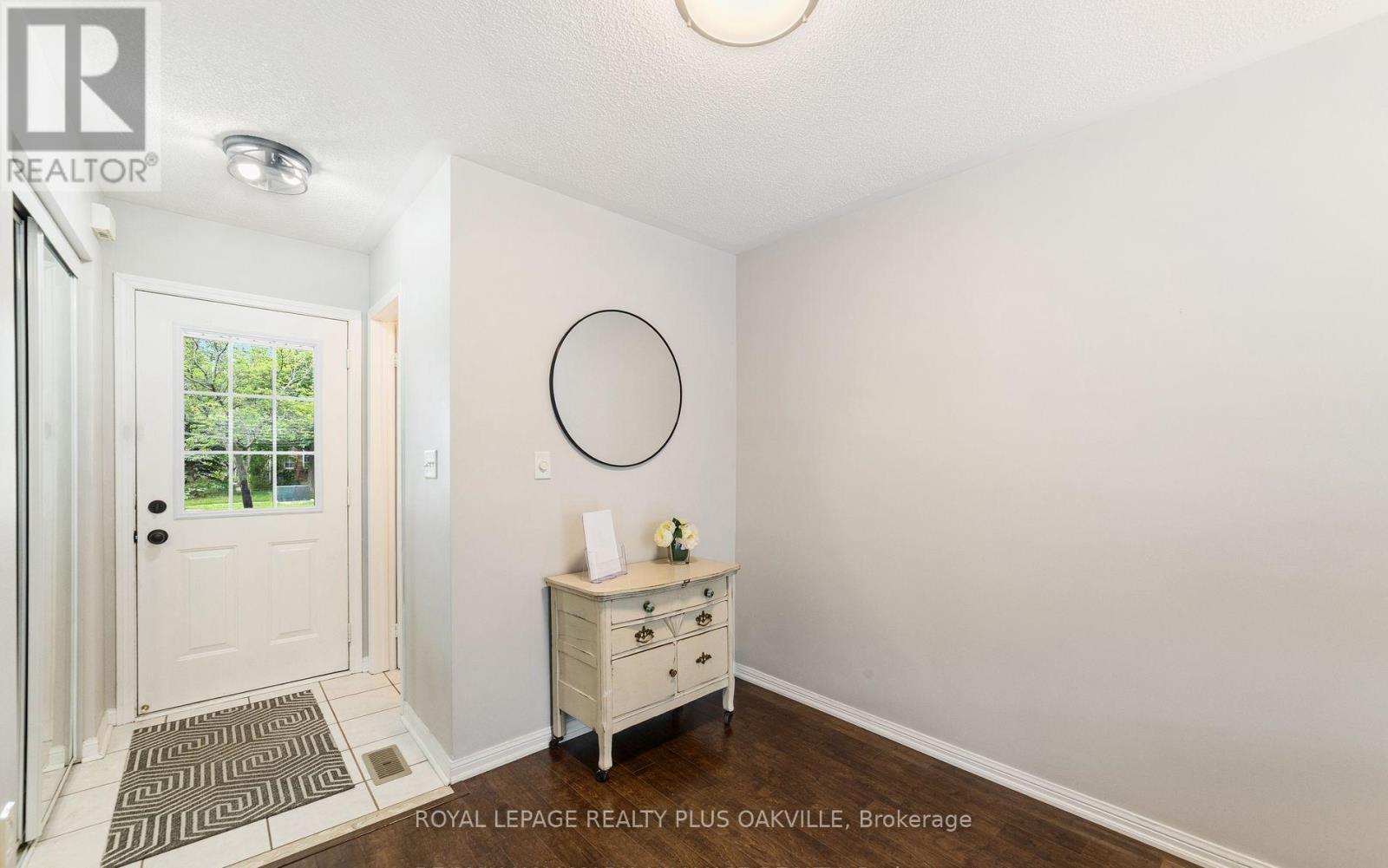 2185 Baronwood Drive, Oakville, Ontario  L6M 4S4 - Photo 3 - W12581298