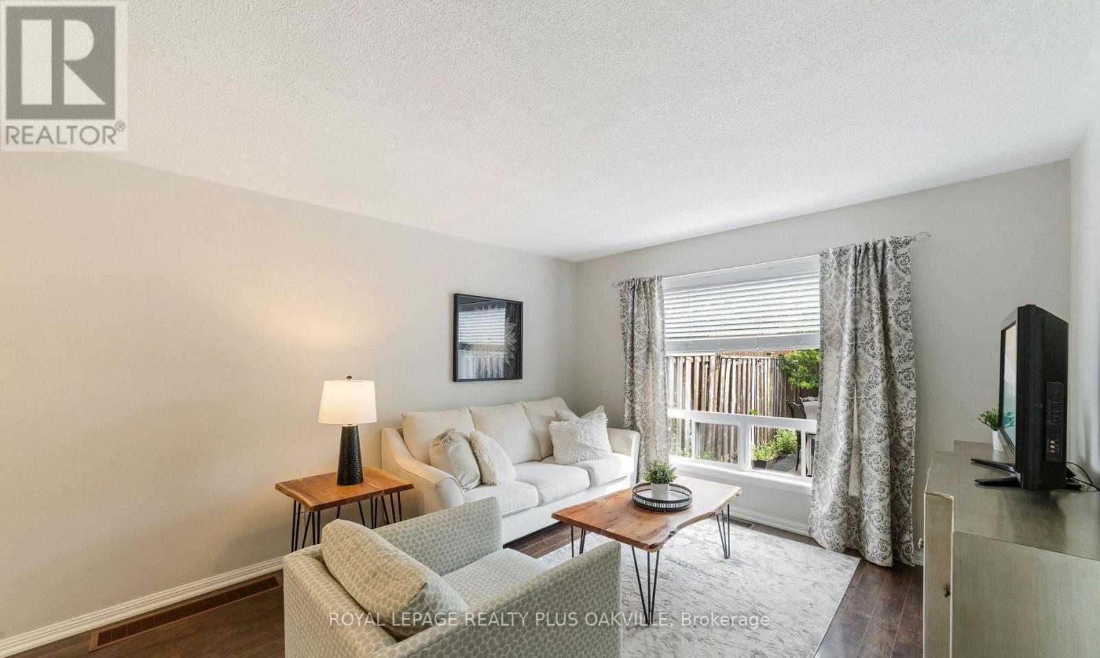 2185 Baronwood Drive, Oakville, Ontario  L6M 4S4 - Photo 6 - W12581298