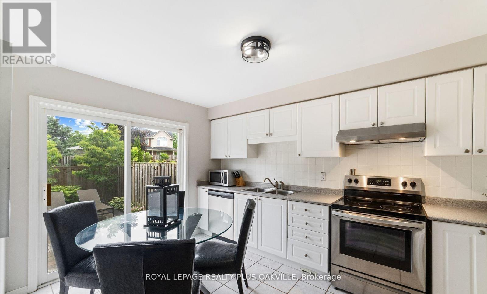 2185 Baronwood Drive, Oakville, Ontario  L6M 4S4 - Photo 9 - W12581298