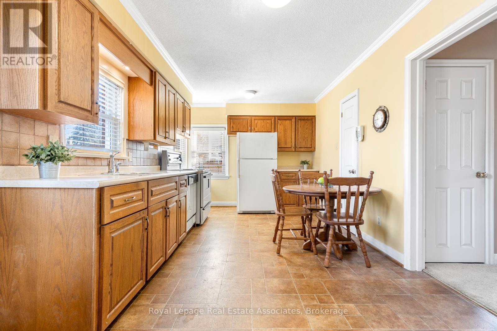 1587 Muir Road, Mississauga, Ontario  L5E 2J3 - Photo 10 - W12581396