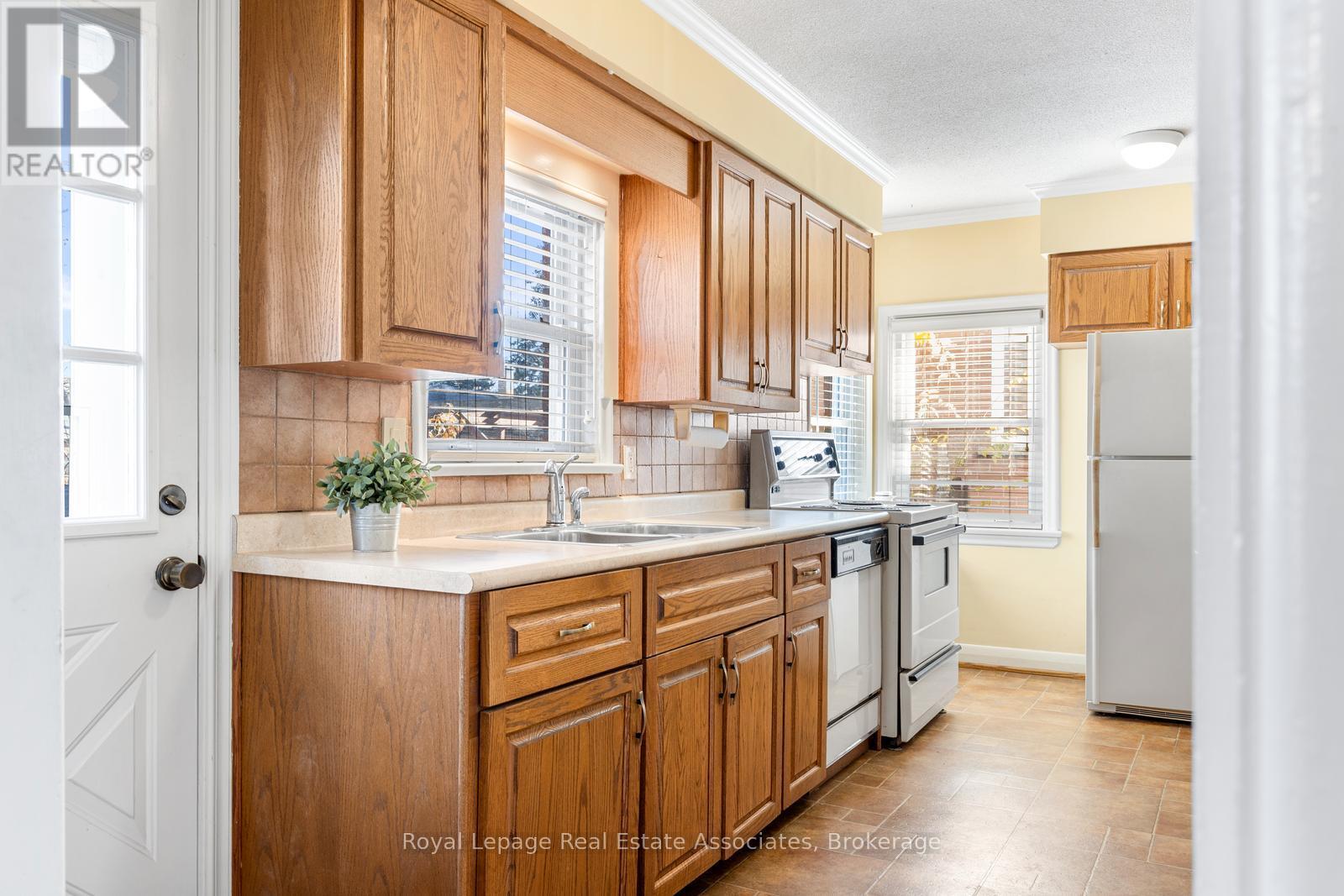 1587 Muir Road, Mississauga, Ontario  L5E 2J3 - Photo 11 - W12581396