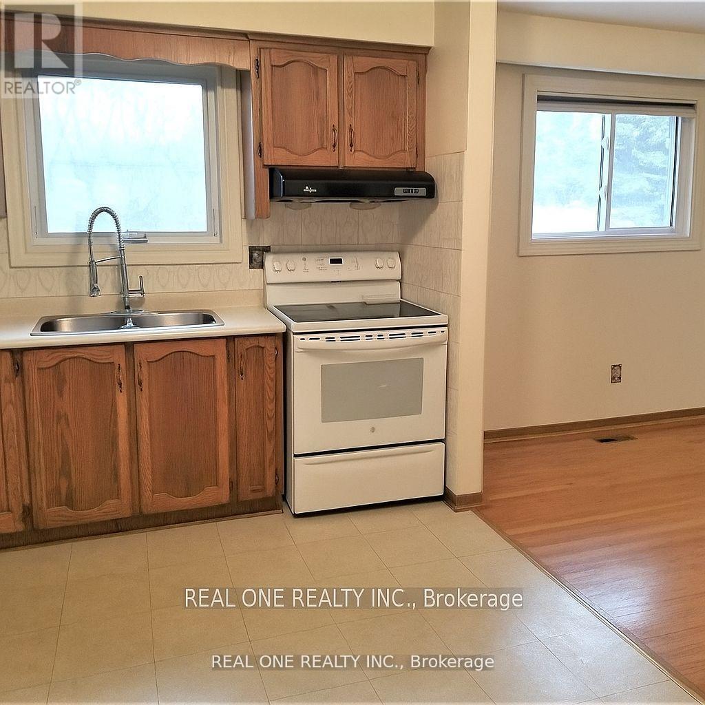 79 Osborne Crescent, Oakville, Ontario  L6H 1G2 - Photo 4 - W12581422