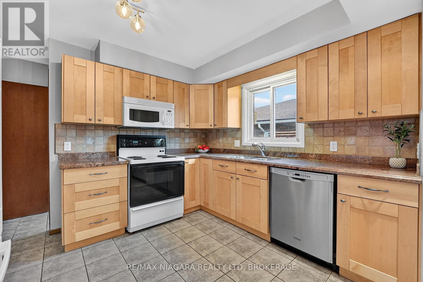 3 Donalda Court, St. Catharines, Ontario L2M 7E7 - Photo 6 - X12581542