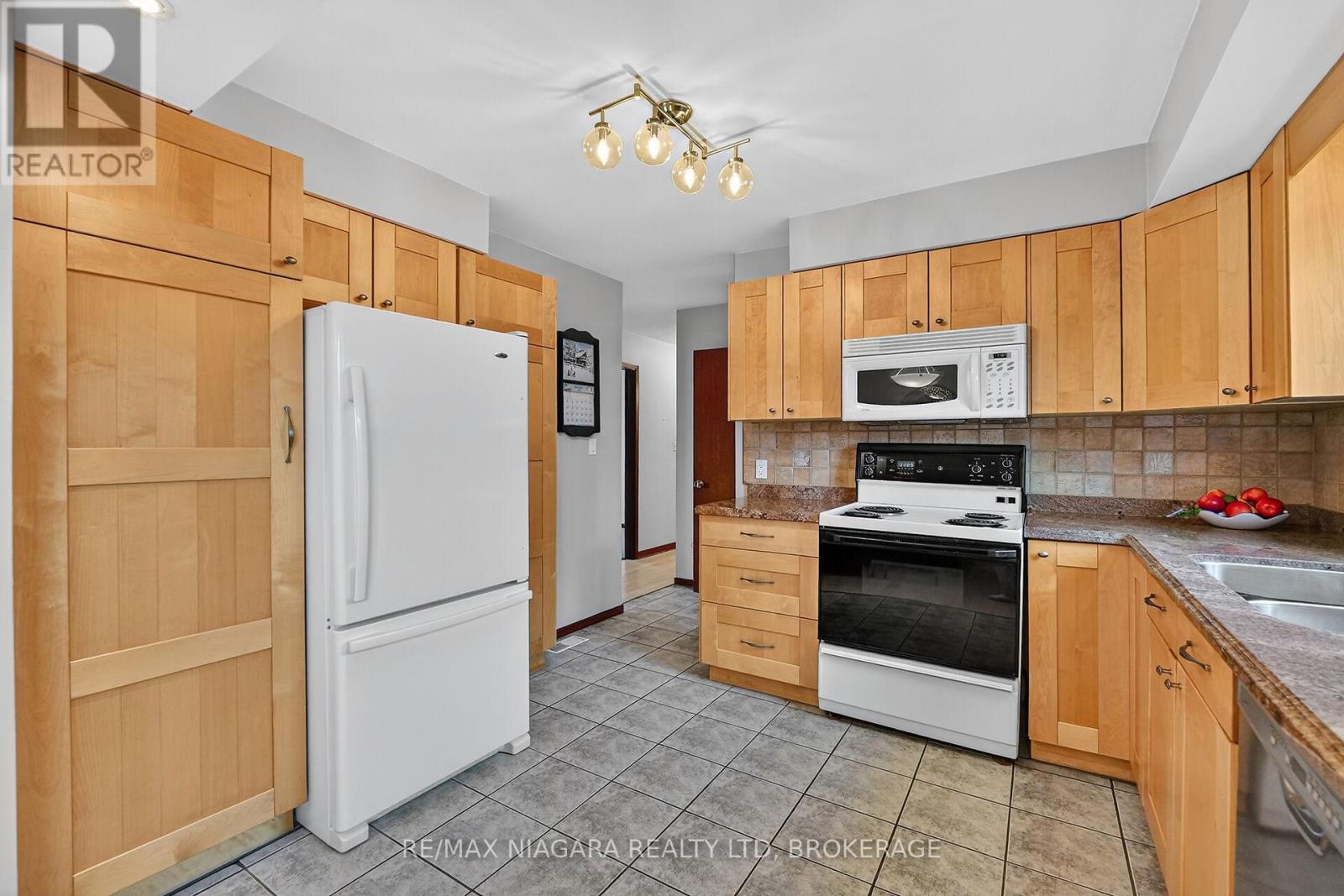 3 Donalda Court, St. Catharines, Ontario L2M 7E7 - Photo 7 - X12581542