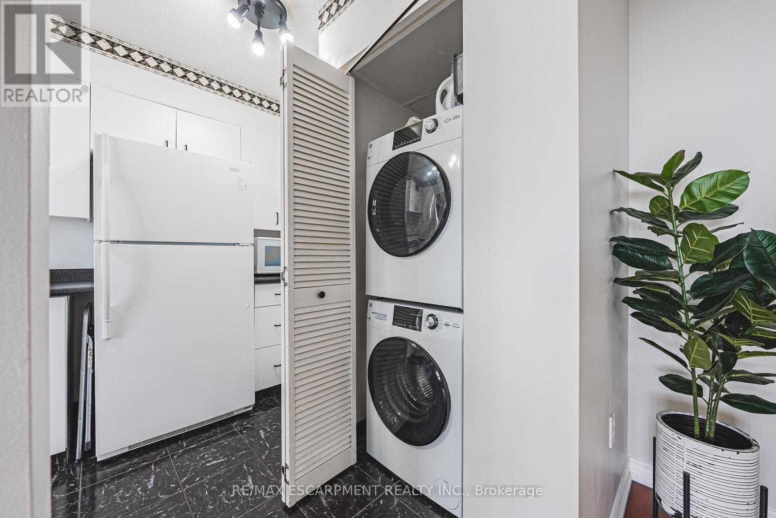 1206 - 2055 Upper Middle Road, Burlington, Ontario  L7P 3P4 - Photo 5 - W12492658