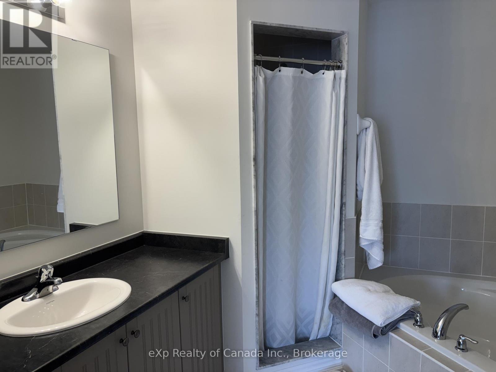 92 Baker Street, Thorold, Ontario  L2V 0N1 - Photo 6 - X12581466