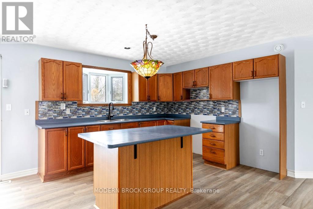 790 Scott Road, Edwardsburgh/cardinal, Ontario  K0E 1E0 - Photo 10 - X12551148