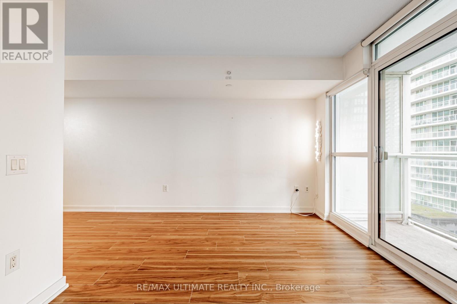 1002 - 85 Queens Wharf Road, Toronto, Ontario  M5V 0J9 - Photo 10 - C12581488