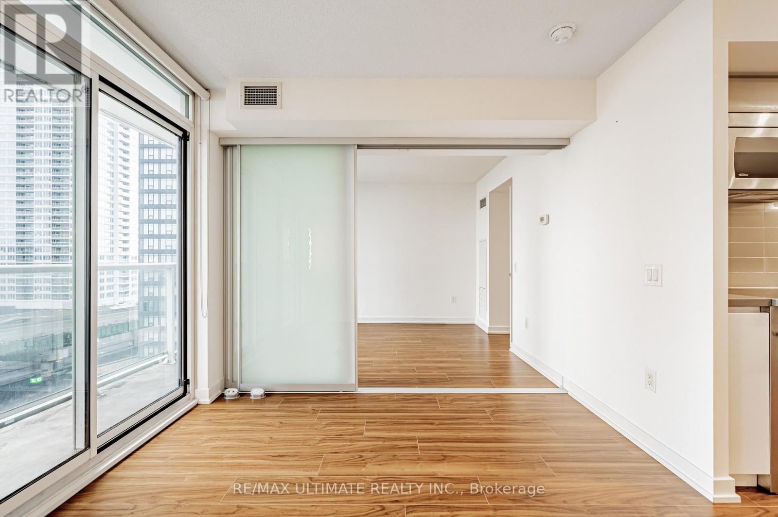 1002 - 85 Queens Wharf Road, Toronto, Ontario  M5V 0J9 - Photo 11 - C12581488