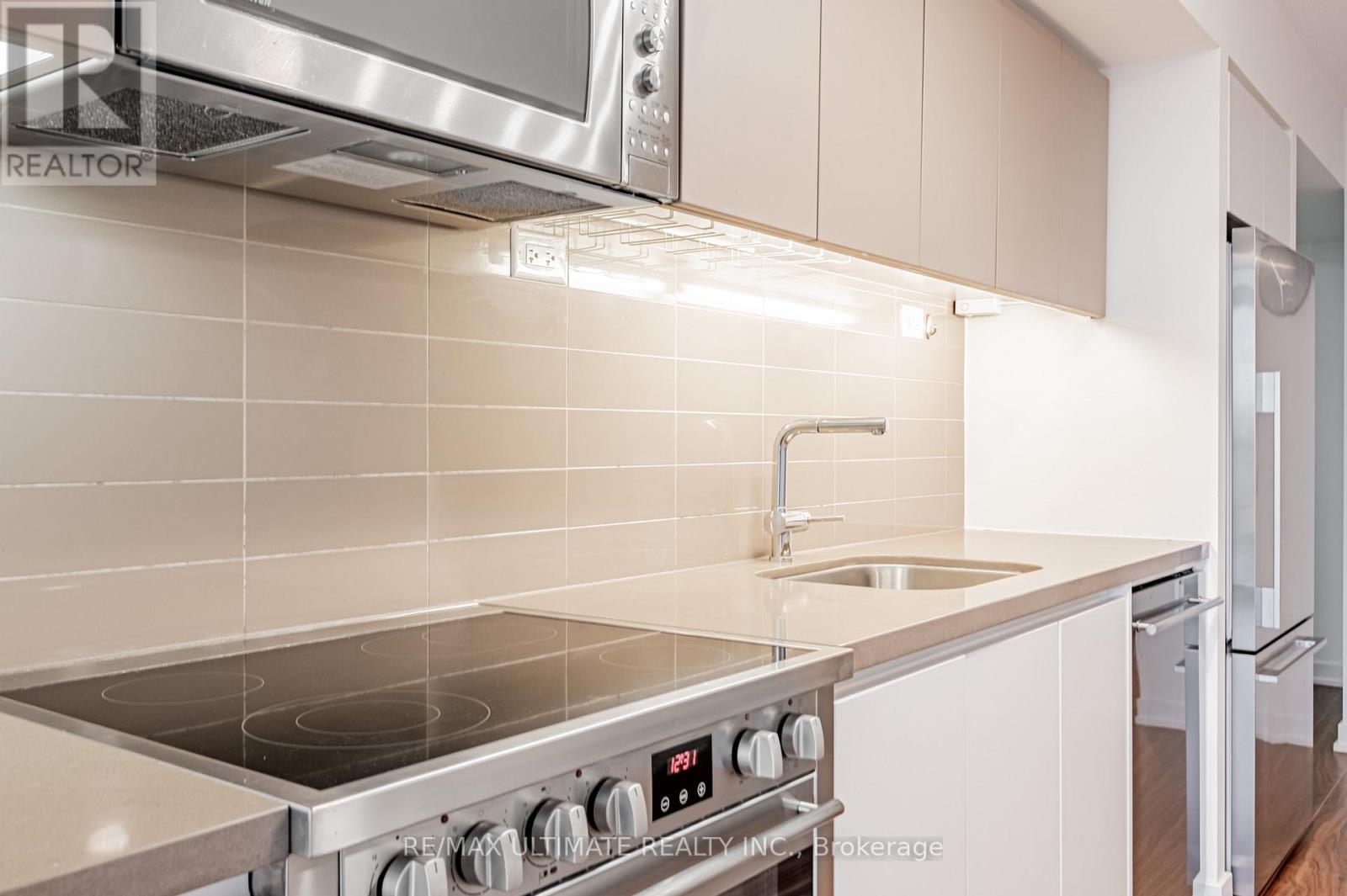 1002 - 85 Queens Wharf Road, Toronto, Ontario  M5V 0J9 - Photo 4 - C12581488