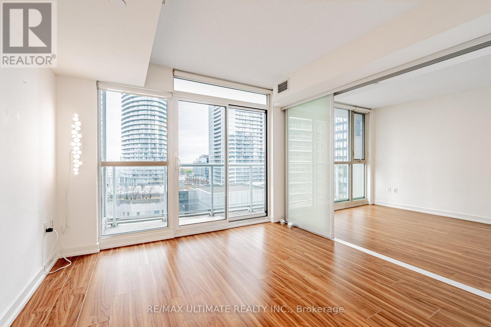 1002 - 85 Queens Wharf Road, Toronto, Ontario  M5V 0J9 - Photo 8 - C12581488