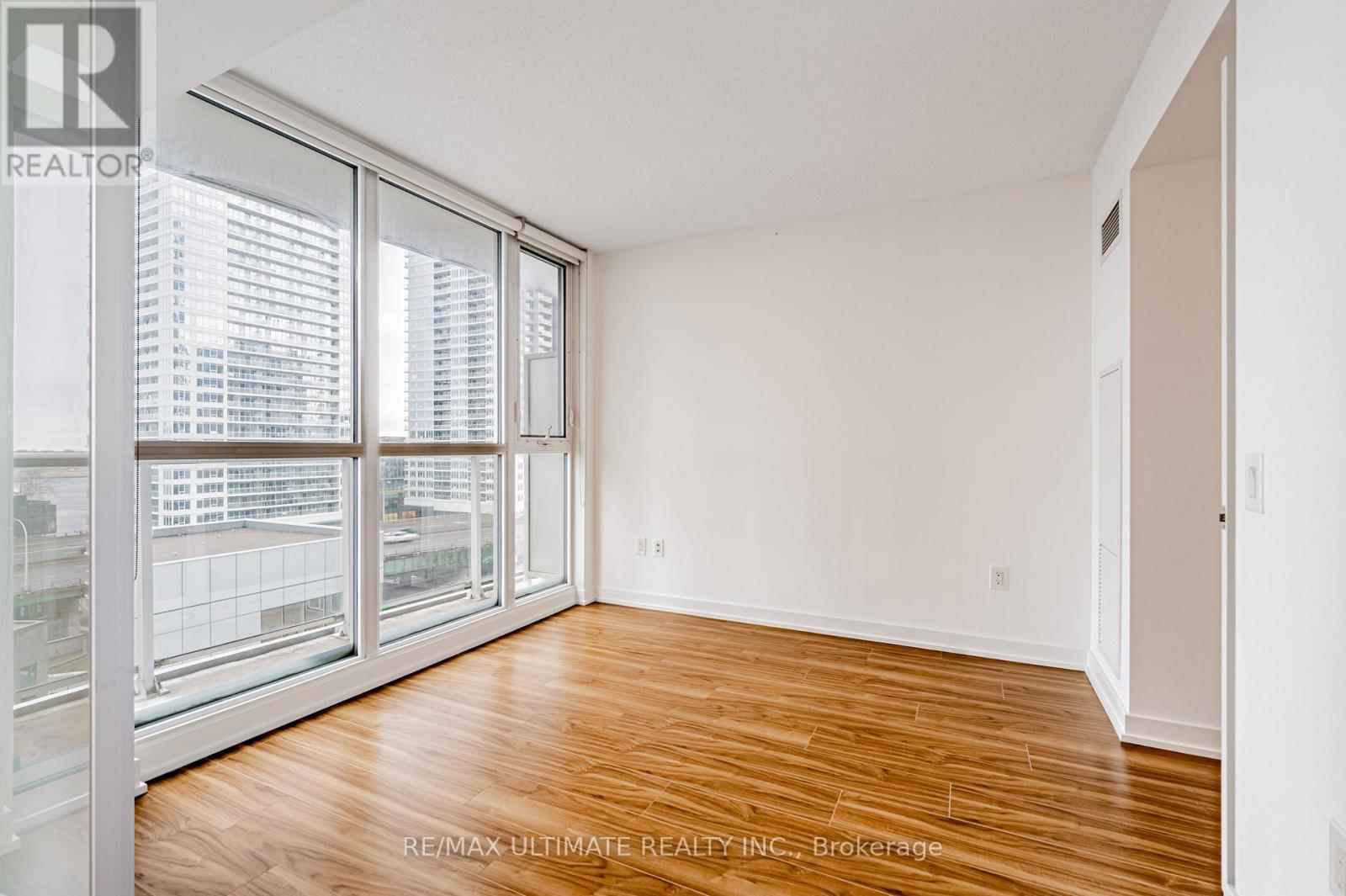 1002 - 85 Queens Wharf Road, Toronto, Ontario  M5V 0J9 - Photo 9 - C12581488