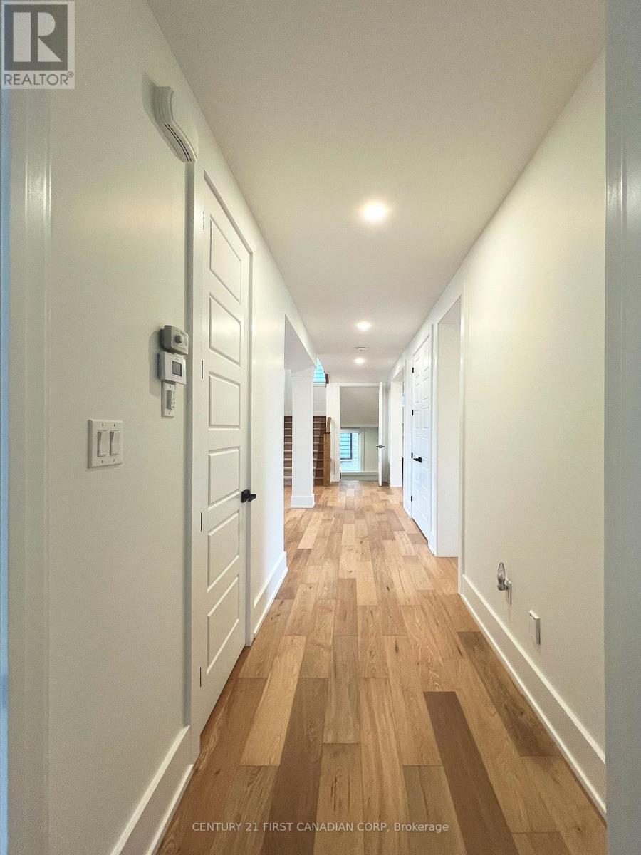 877 Eagletrace Drive, London North, Ontario  N6G 0K7 - Photo 12 - X12581616