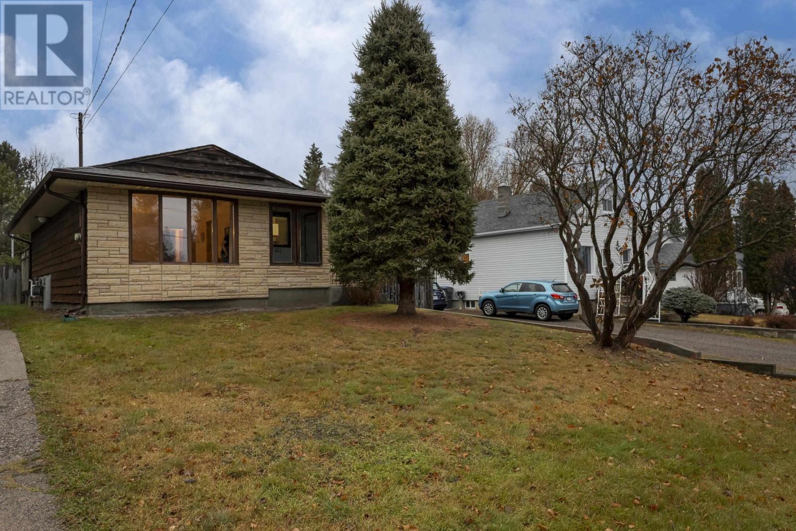 328 Rona St, Thunder Bay, Ontario