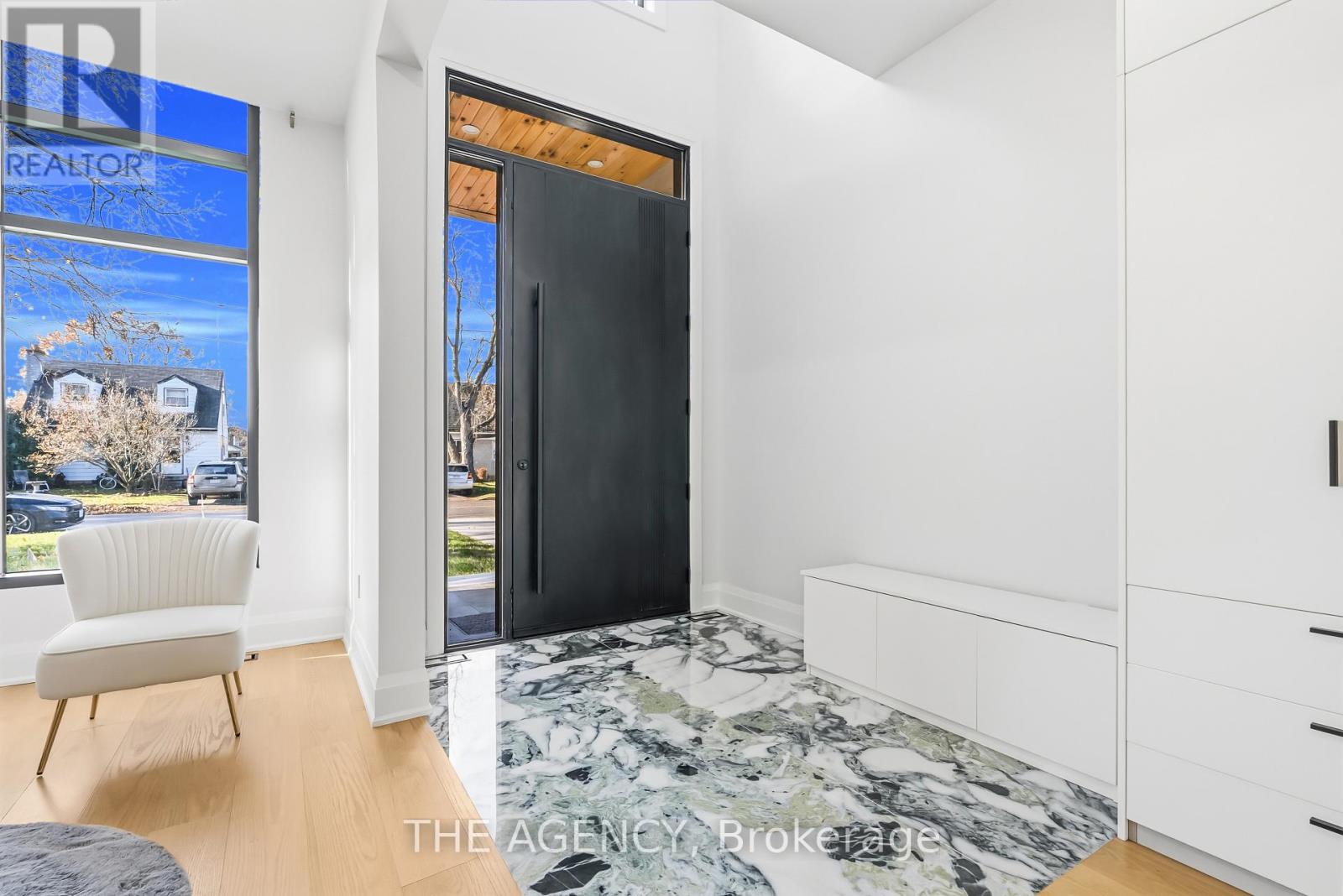 9 Earl Street, Mississauga, Ontario  L5M 1N6 - Photo 7 - W12581458