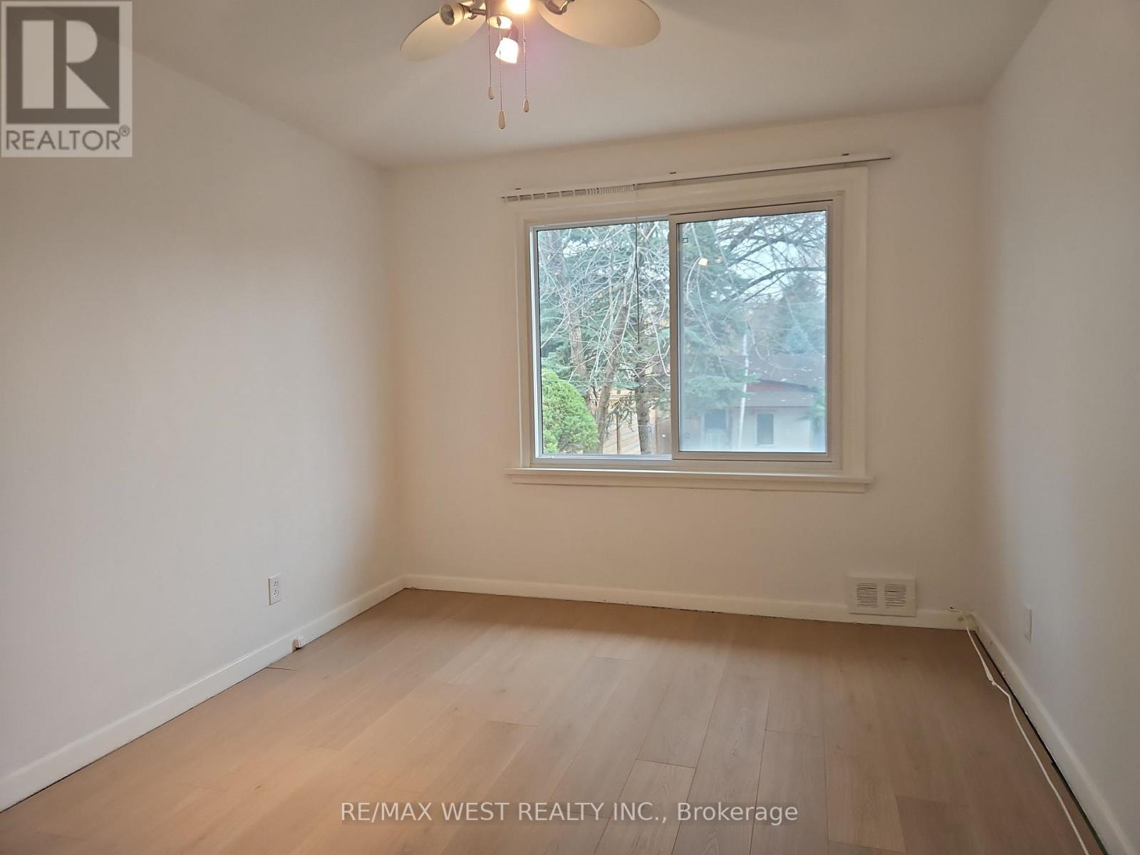 30 Golfwood Heights, Toronto, Ontario  M9P 3M1 - Photo 11 - W12581528